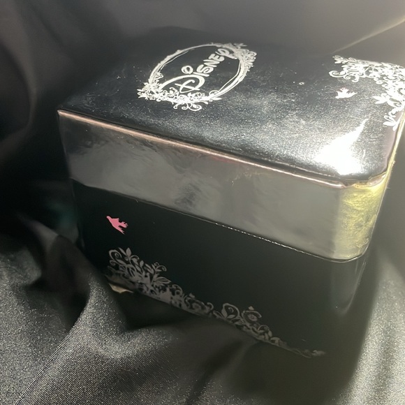 Tinker Bell Walt Disney Women’s Rhinestone Wristwatch. - Picture 10 of 10